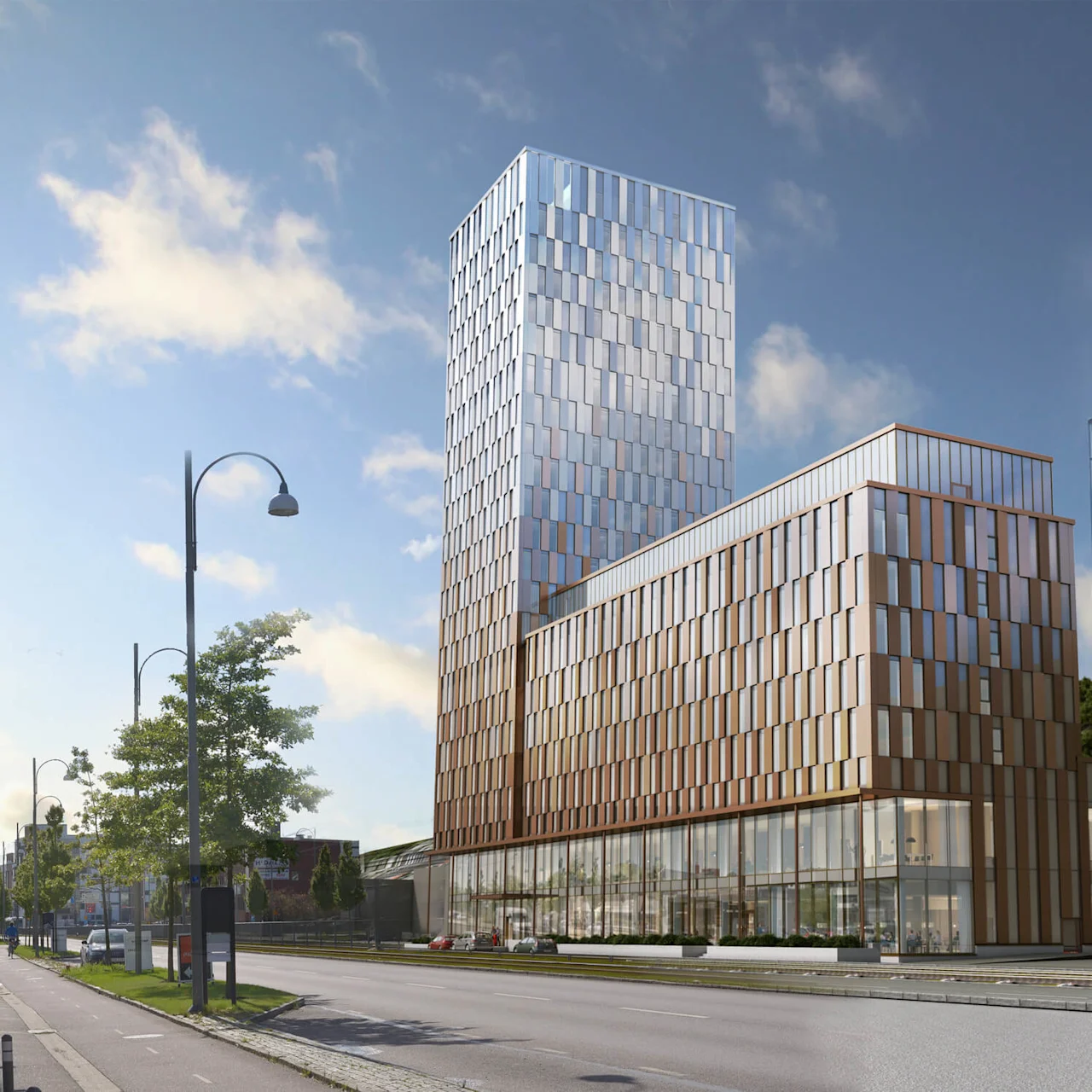 En hög, modern byggnad med reflekterande glaspaneler står på en stadsgata kantad med träd och gatubelysning. Nära finns en liknande glasbyggnad med texten "KPLASTIC" och "POC."