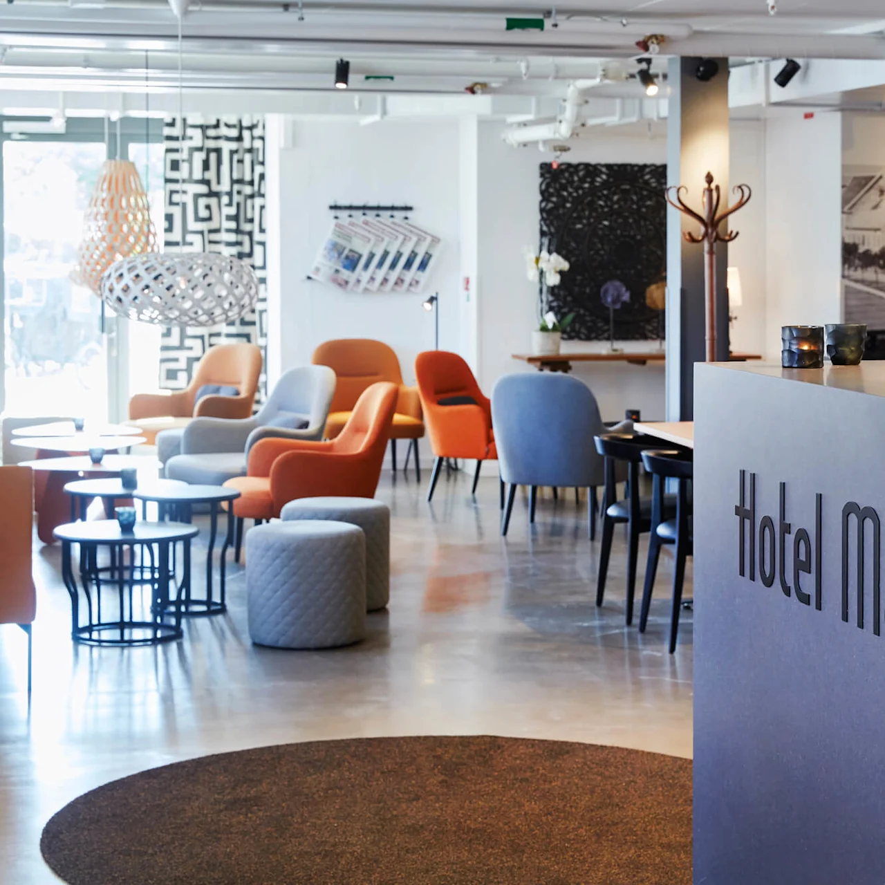 Hotel lobby interior with modern furniture and a sign reading "Hotel Magasinet".