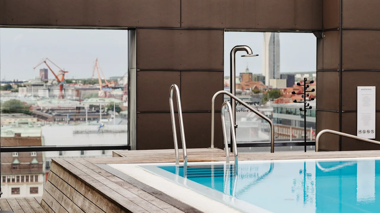 Et forfriskende takbasseng på Clarion Hotel Post med byutsikt. En dusj er i nærheten med påminnelsen: Dusj før bruk.