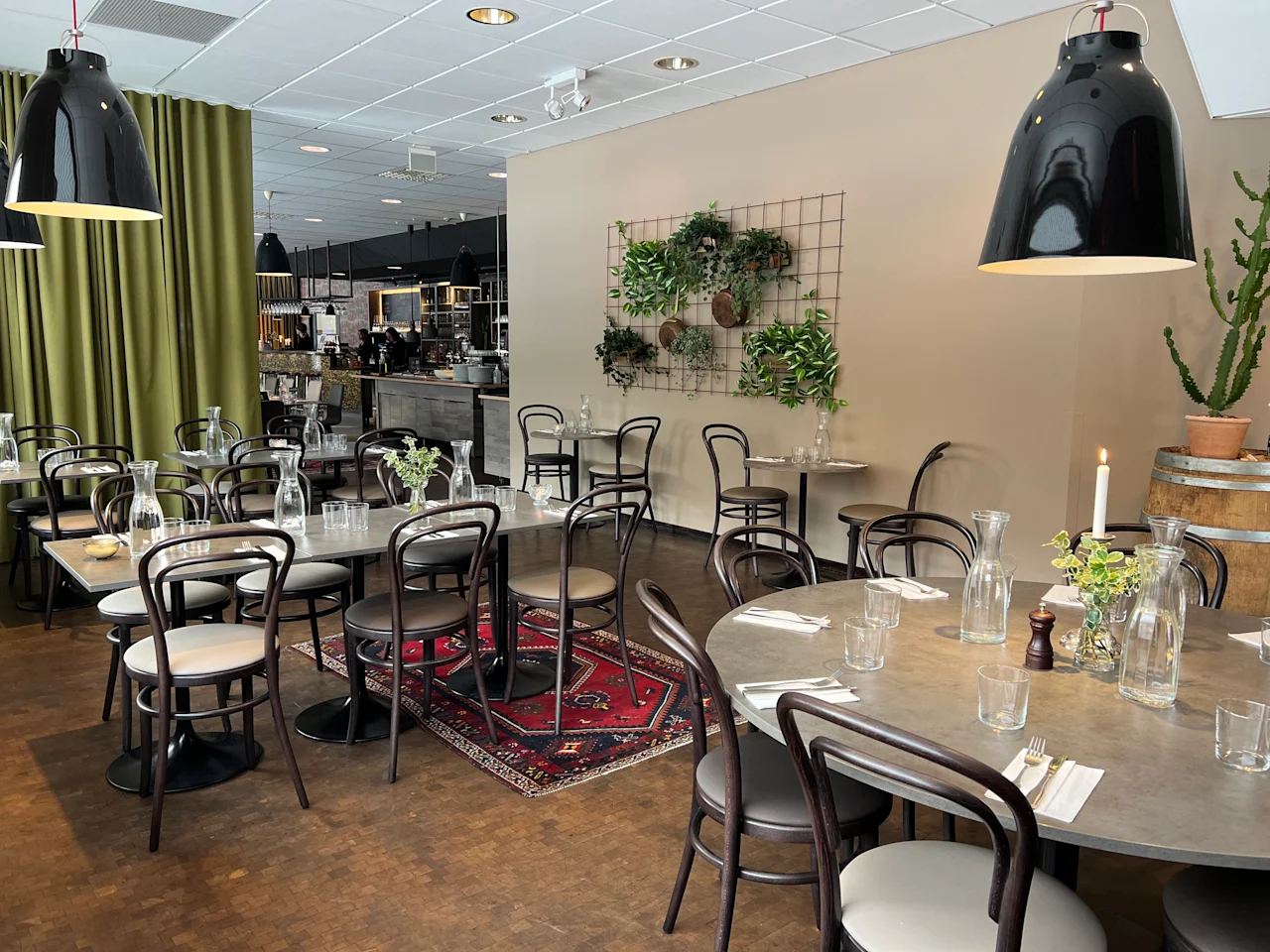 Quality Hotel Royal Corners inbjudande restaurang, med elegant dukade bord och en varm atmosfär för middagar.