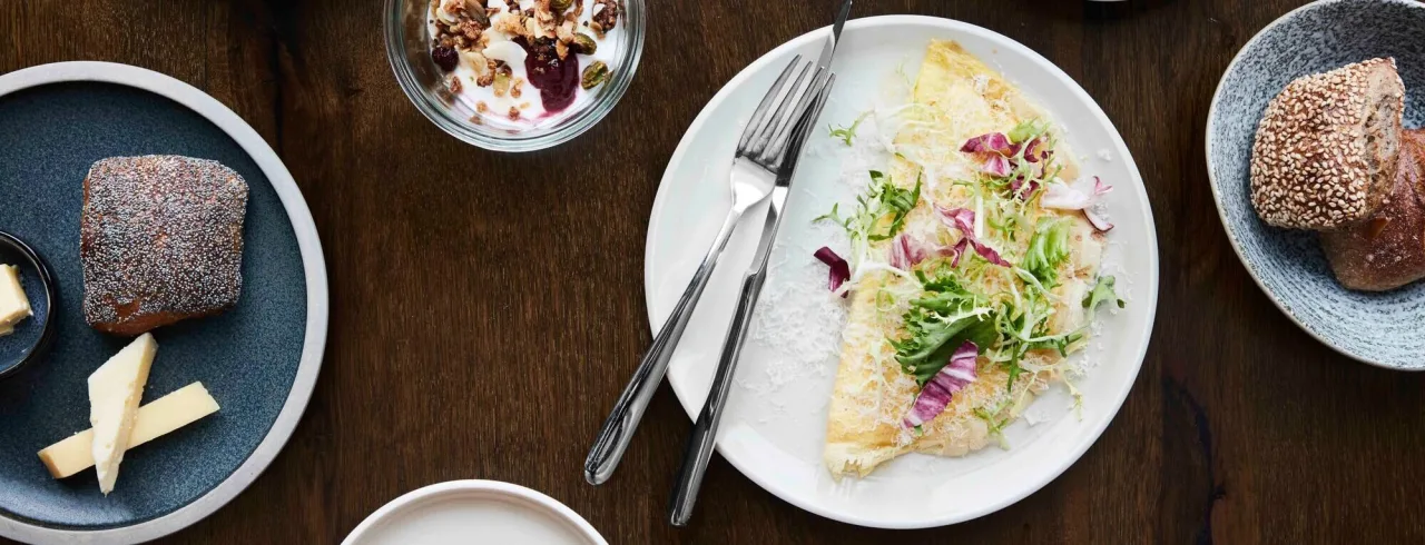 Frukost på bordet på hotell Villa Copenhagen i Köpenhamn.