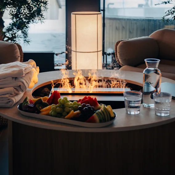 Viihtyisä kylpyläkokous takalla, hedelmillä, vedellä ja pyyhkeillä hotellissa. Kylpyläkokous Clarion Hotel Helsinki Airportissa.