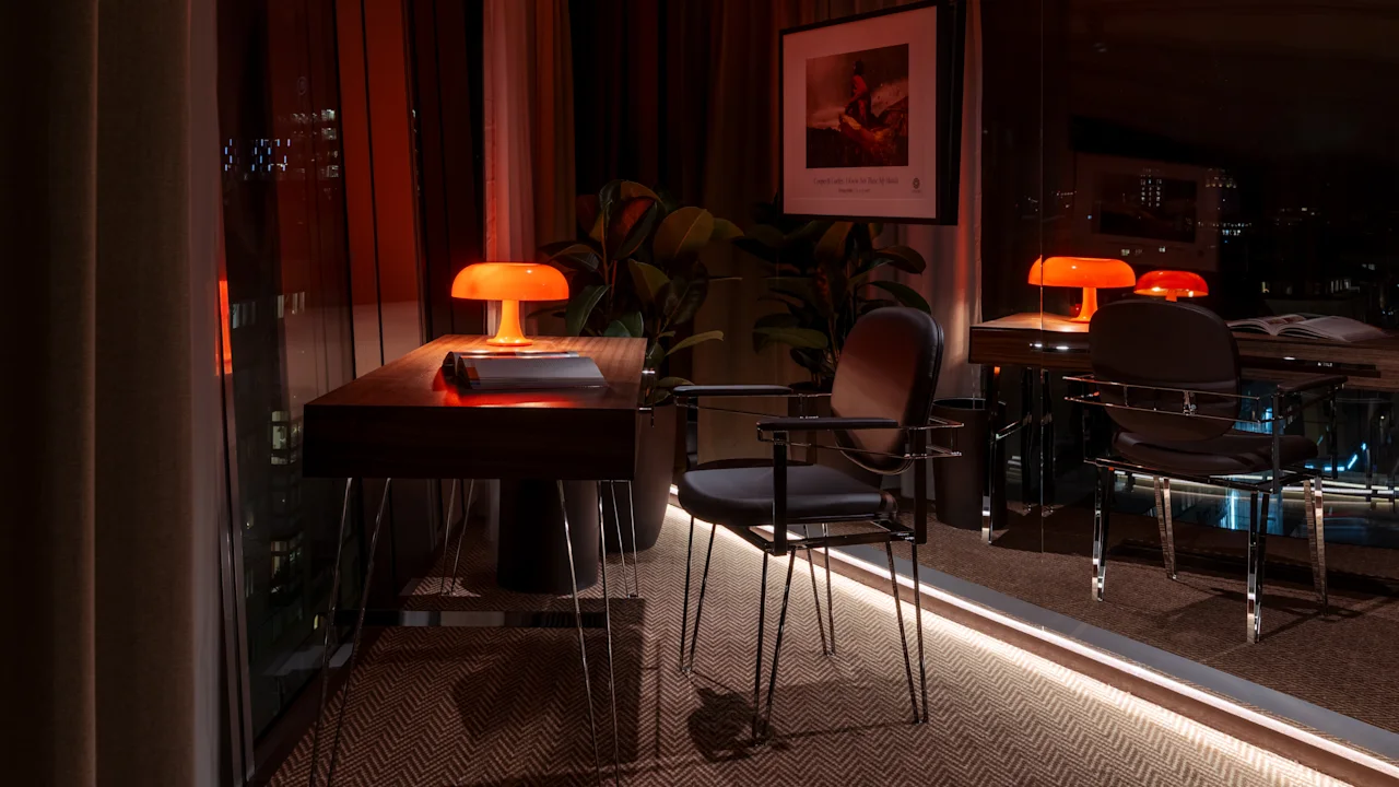 Clarion Hotel Sign - Stratum Suites by Bernadotte ja Kylberg - Sviitti, josta on näkymä Tukholmaan yöllä ja oranssi lamppu, luo lämpimän tunnelman.