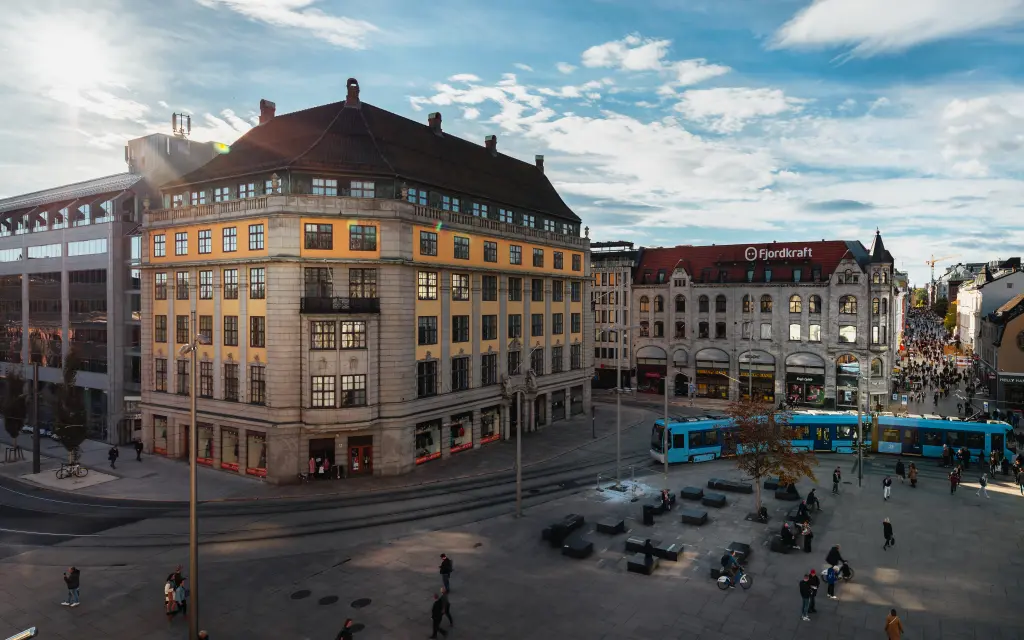 Panoramautsikt over Jernbanetorget, trikk og Amerikalinjen