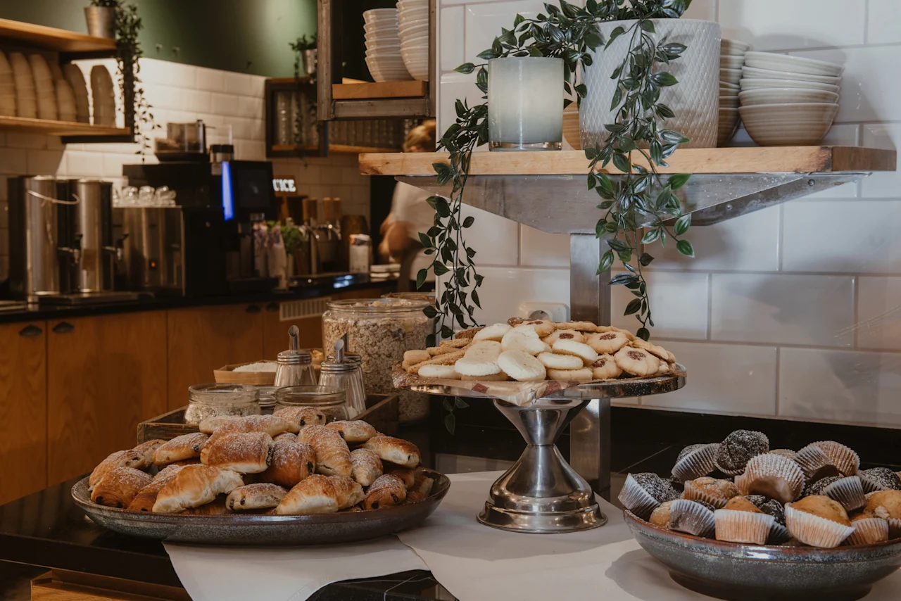 En läcker frukostbuffé på Home Hotel Grand, Helsingborg, med ett urval av bakverk, kakor och muffins.