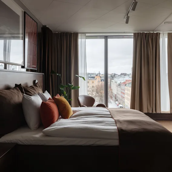 Stratum Suite på Clarion Hotel Sign i Stockholm. Mysigt rum med stor säng, utsikt över staden och konstverk som säger Follow the Sun.