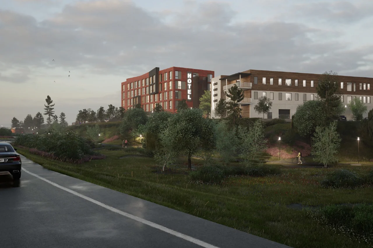 En moderne hotelbygning med et HOTEL-skilt, set fra en vej. Folk går og cykler i et grønt parkområde.