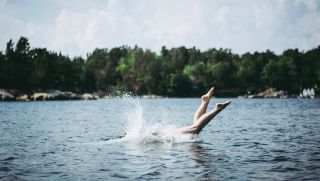 Dyk ner i en svensk badsjö