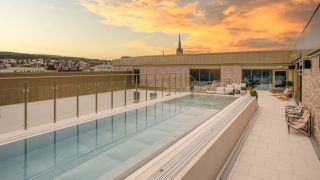 Et fantastisk svømmebasseng i solnedgangen på taket på Clarion Hotel Sundsvall.