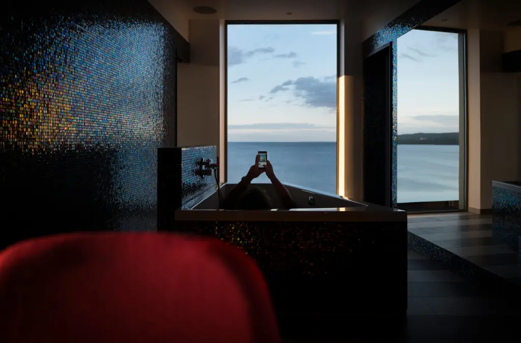 Bad med utsikt over Vättern på Vox Hotel i Jönköping.