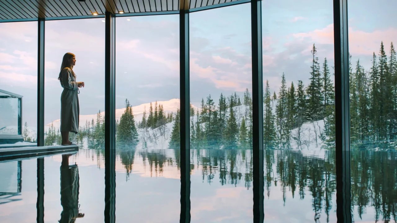 Pool with a view at spa Copperhill Mountain Lodge in Åre.