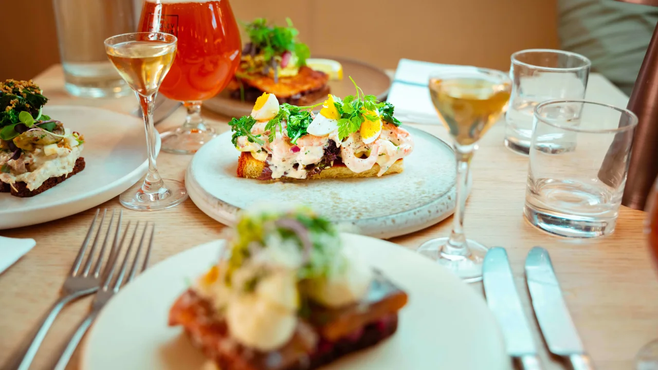 Danska färgglada maträtter på restaurang i Köpenhamn.