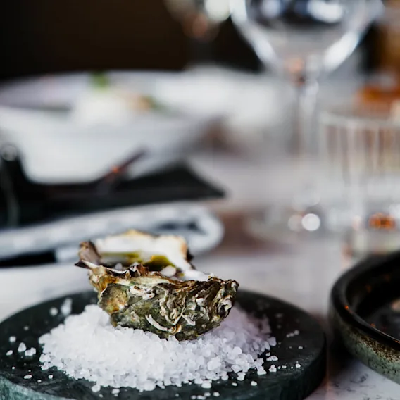 Ostron serverat till bordet på restaurang NÒR i Umeå.