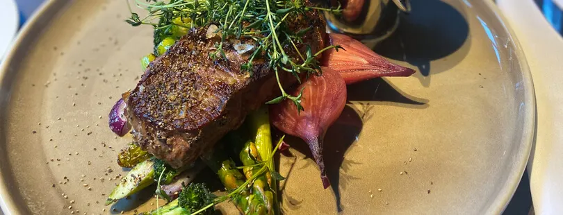 Biff og grønnsaker på en tallerken på Restaurant Østfoldstuene