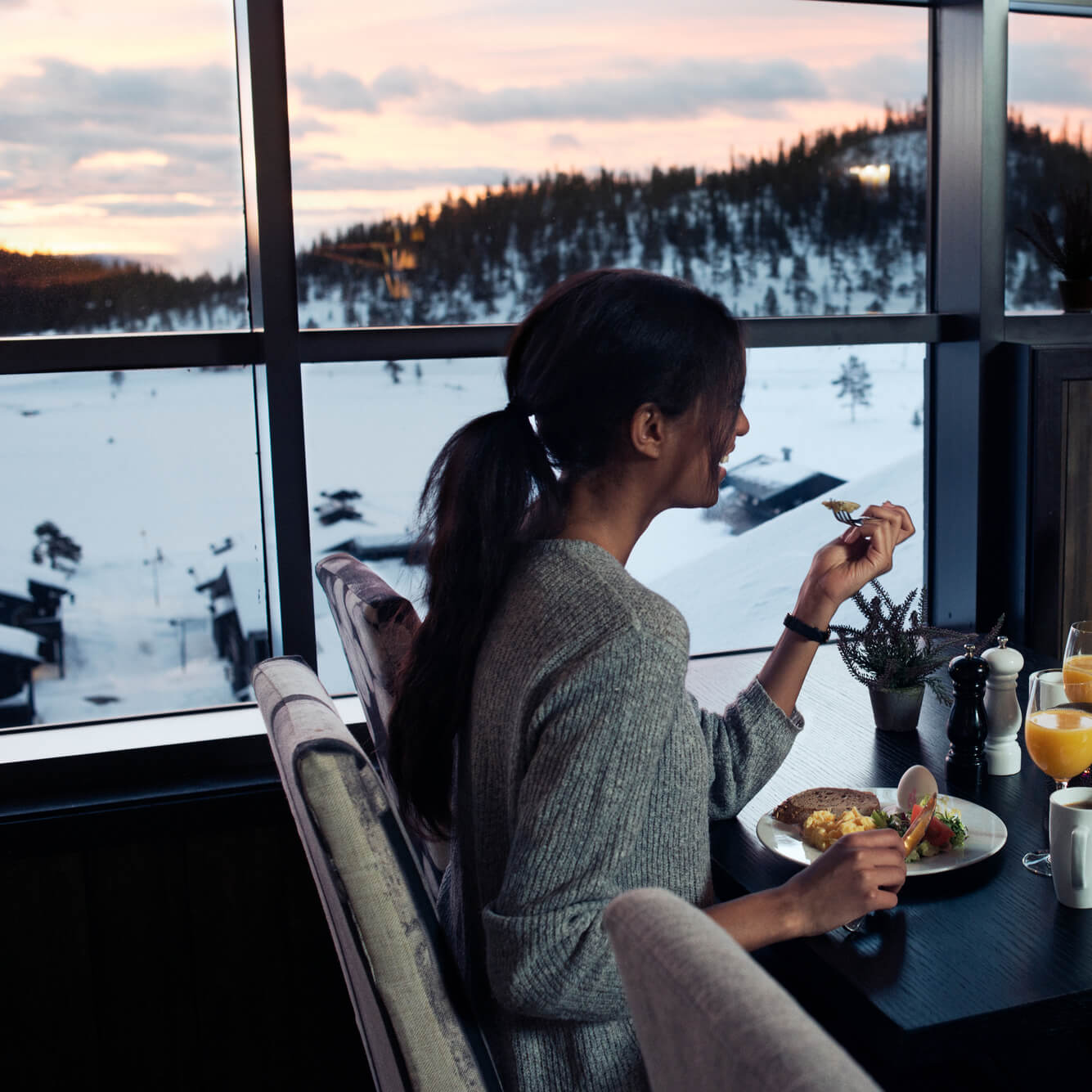 A couple eating lunch by the window at Matbaren at Norefjell Ski & Spa.
