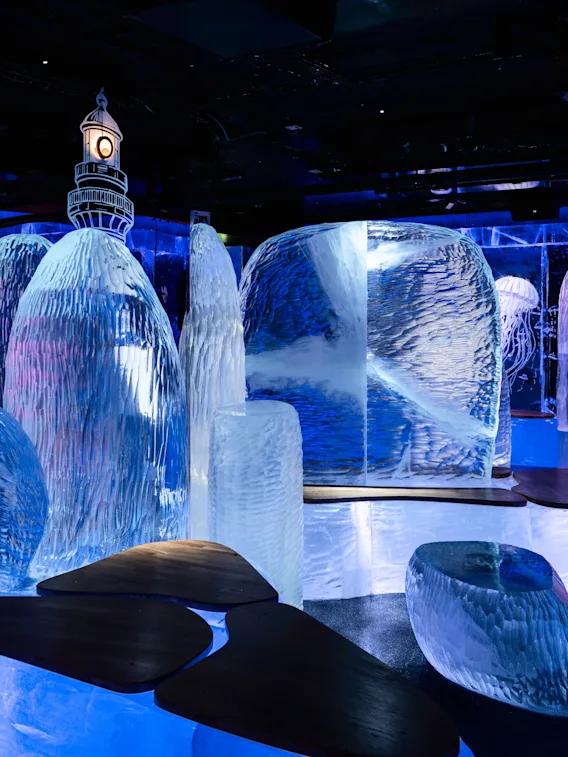 En livlig ICEBAR i Stockholm, belägen på Hotel C, med upplysta isskulpturer, möbler och en rosa flamingo.