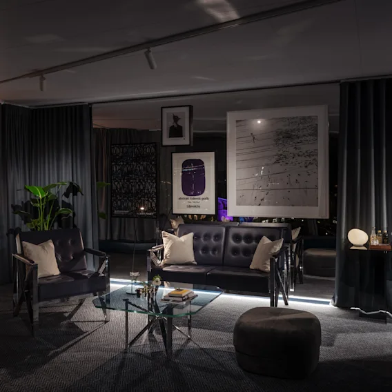 Stratum Suite på Clarion Hotel Sign i Stockholm. En elegant lounge med modern inredning, med konst och 'abstrakt italiensk grafik'.
