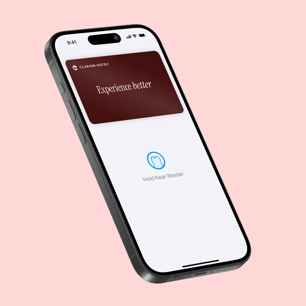 Strawberry hotelnøgle i Apple Wallet på iPhone med teksten Experience better