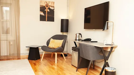 Superior doubleroom at Home Hotel Bryggeparken, chair, desk and TV