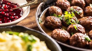 Svenska köttbullar med gräddsås, potatismos och lingon