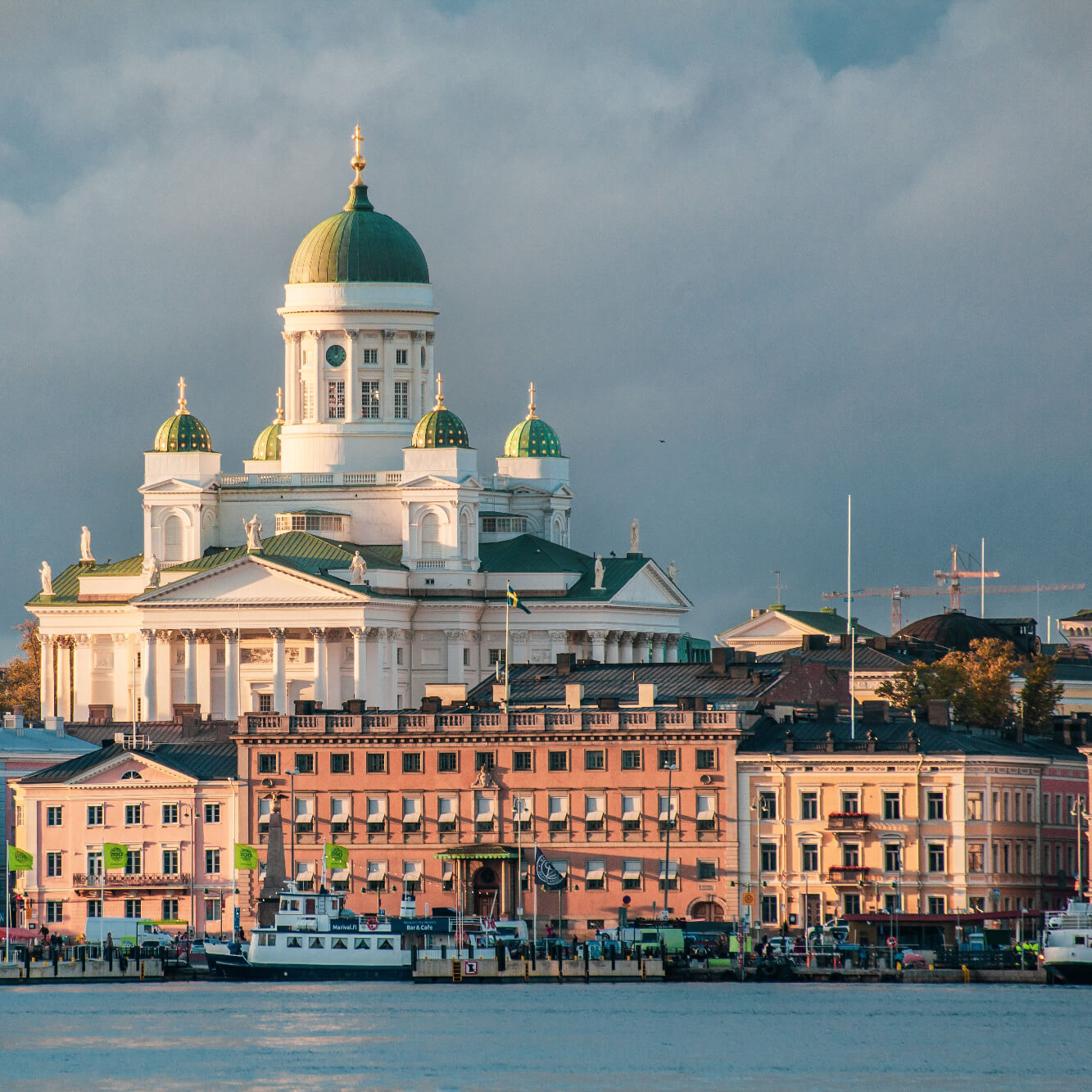 Byggnader i Helsingfors längs vattnet.