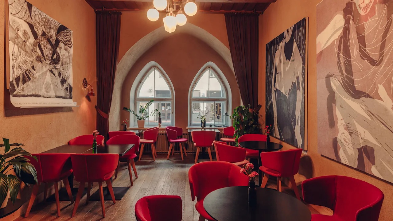 Bar & lounge in central Helsinki | Strawberry