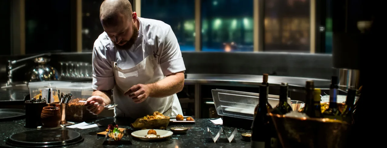 Chef in the kitchen at The Thief Restaurant i Oslo.