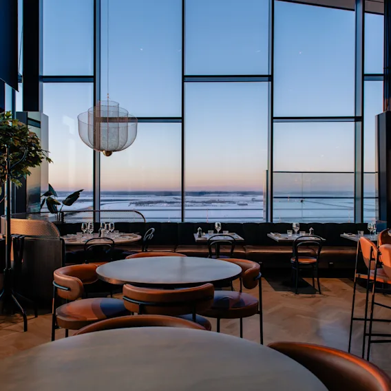 Ravintola NOR, Clarion Hotel Helsinki Airport. Tyylikäs sisustus panoraamaikkunoilla ja näkymä talvimaisemaan.
