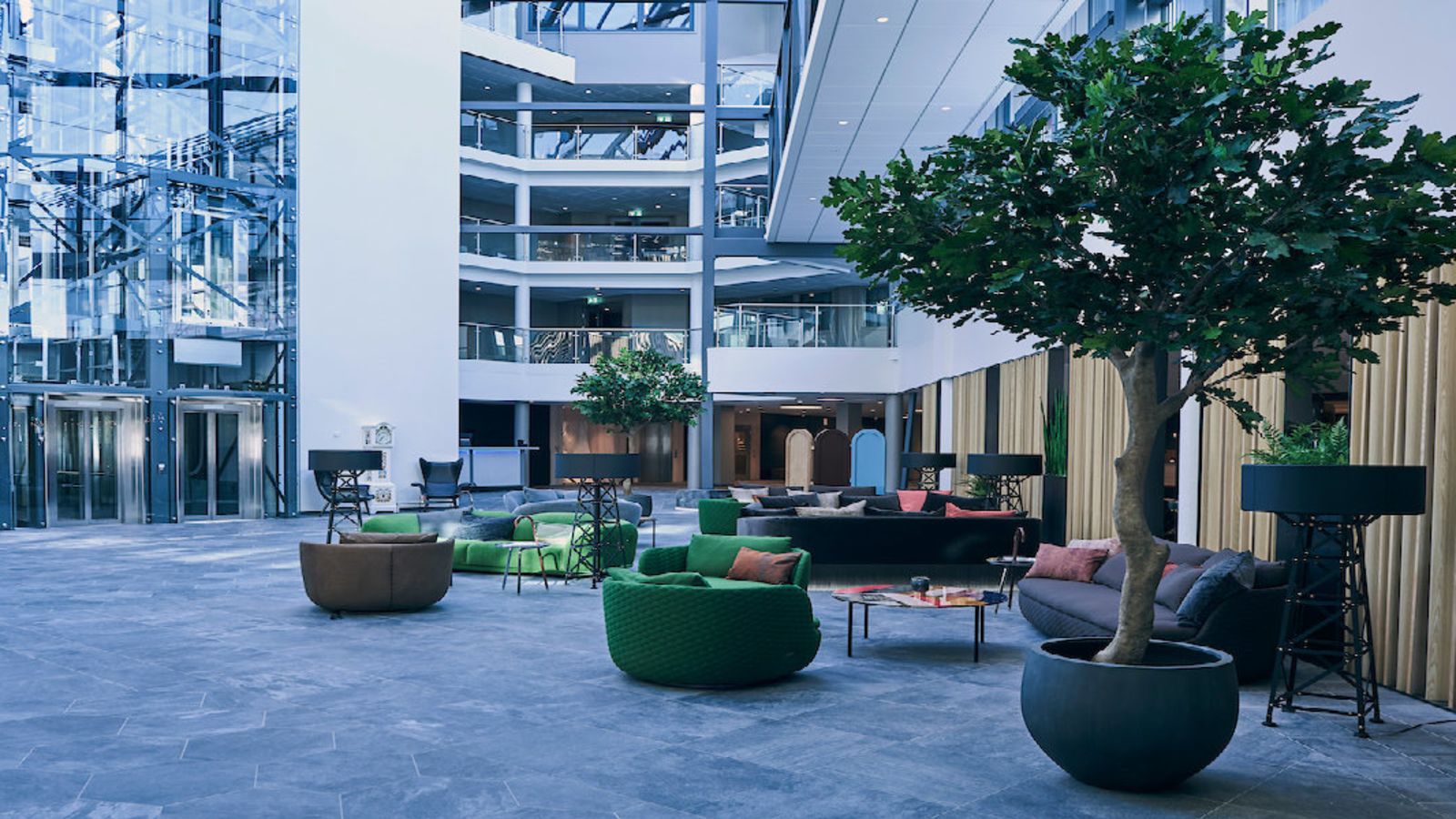 Atrium uudessa ja parannetussa Quality Airport Hotel Gardermoenissa.