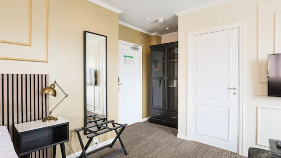 Viihtyisä ja hyvin varusteltu hotellihuone Comfort Hotel Linköping Cityssä, jossa on mukava sänky ja mukavuudet.