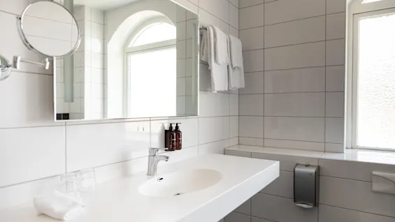 Home Hotel Atlantic - Deluxe Room - Sink and towel