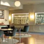 En indbydende lounge med komfortable siddepladser, dekorative udstillingsmontre og indrammet kunst, der skaber en afslappet atmosfære.
