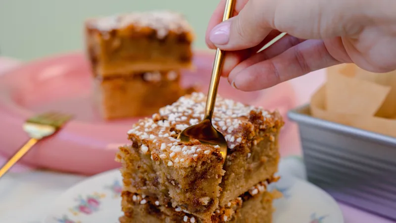 Anniken Bævre baking a cinnamon cake for Home Hotel