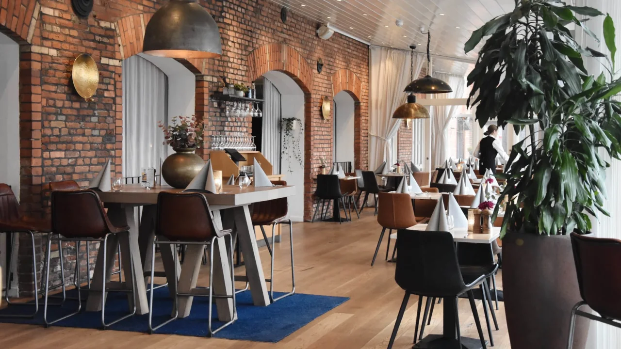 Avslappnad atmosfär på restaurang Brasserie Waterfront i Göteborg.