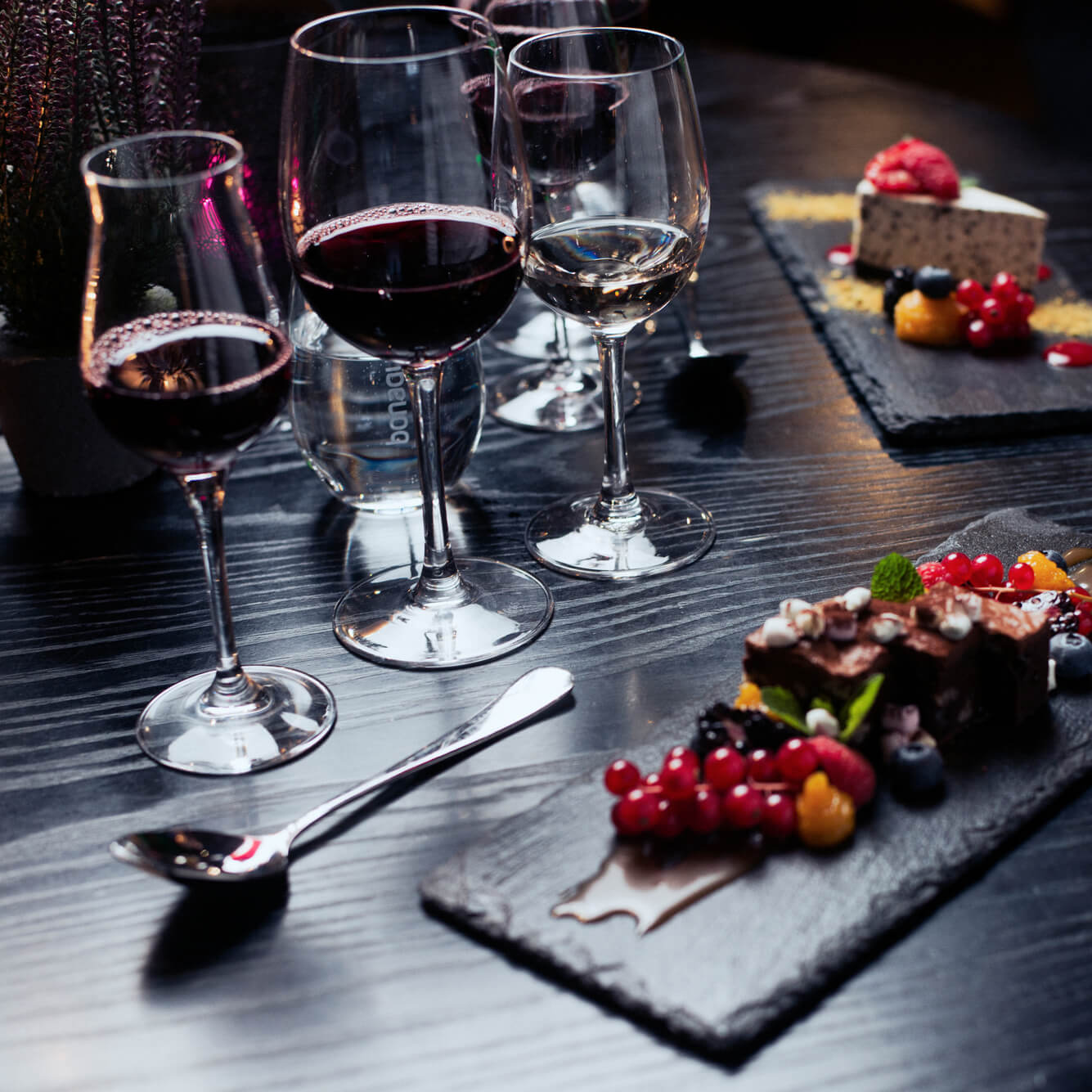 Dessert on a stone tile plate at Restaurant 815 at Norefjell Ski & Spa.