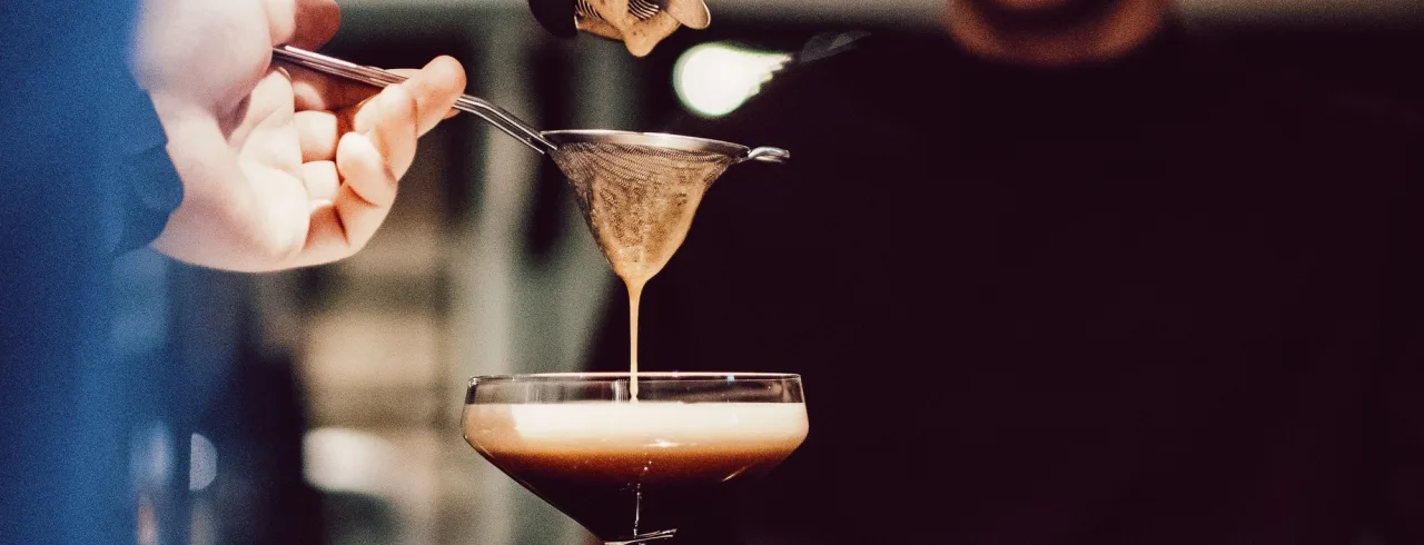 BArtender häller upp en espresso martini på restaurangen The Social Bar & Bistro.
