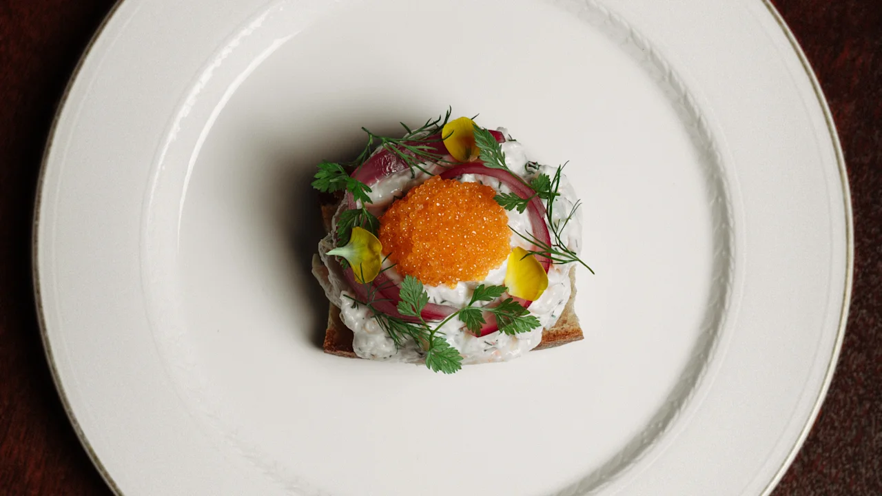 Gourmetalkupala: oranssia kaviaaria, yrttejä, punasipulia, kermaisella pohjalla. Hotel Kämp – Restaurant À La Kämp