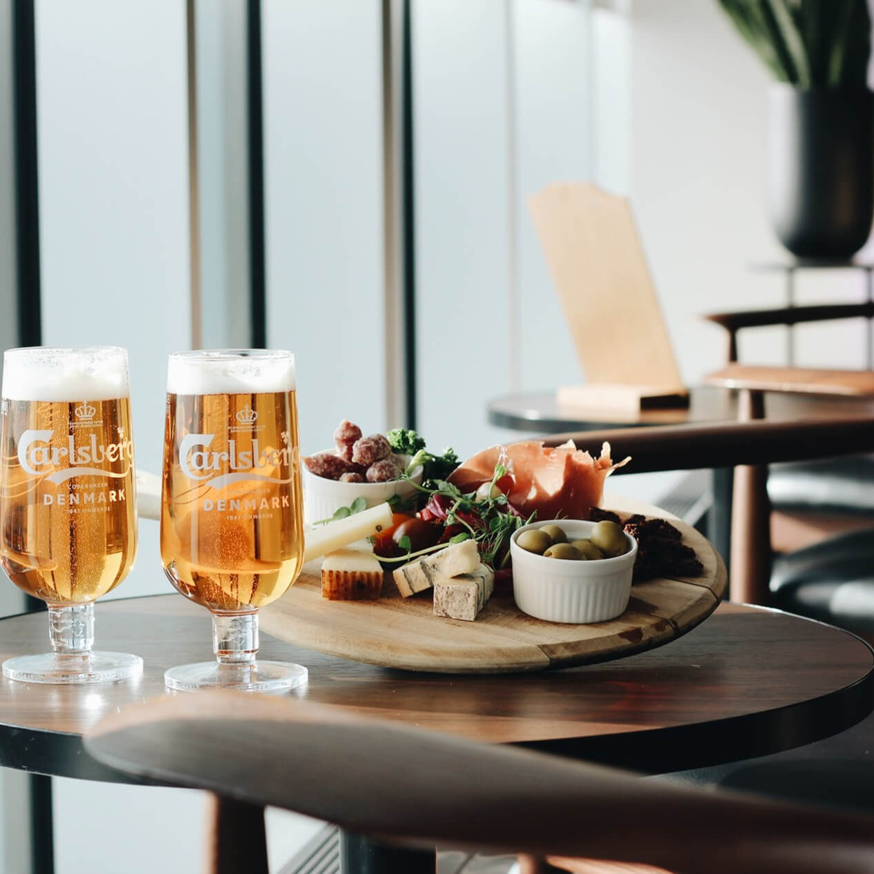 Öl och snacks på Bar With a View nära flygplatsen i Köpenhamn.