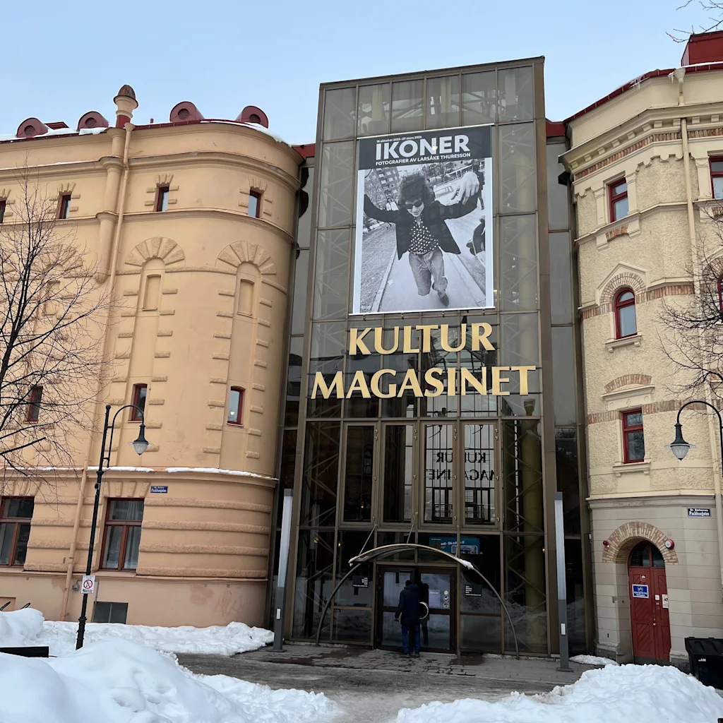 Kulturmagasinet Sundsvallissa, rakennus lasijulkisivulla ja suuri banneri, jossa IKONER ja hyppäävä henkilö. Maassa on lunta.