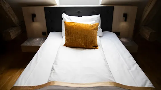 Home Hotel Bryggeparken,  compact singleroom and yellow pillow.
