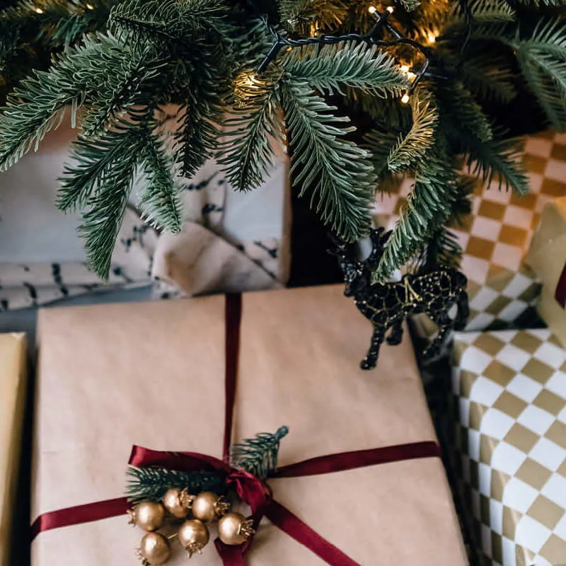 Julklappar under julgranen.