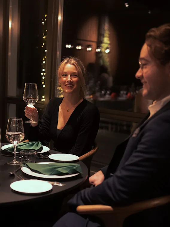 Ett par som njuter av en trevlig middag på en mysig restaurang.