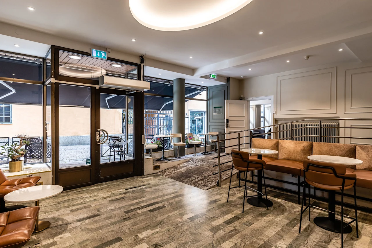 Et innbydende lobbyområde på Comfort Hotel Linkoping City med ulike sitteplasser og utsikt mot gaten utenfor.