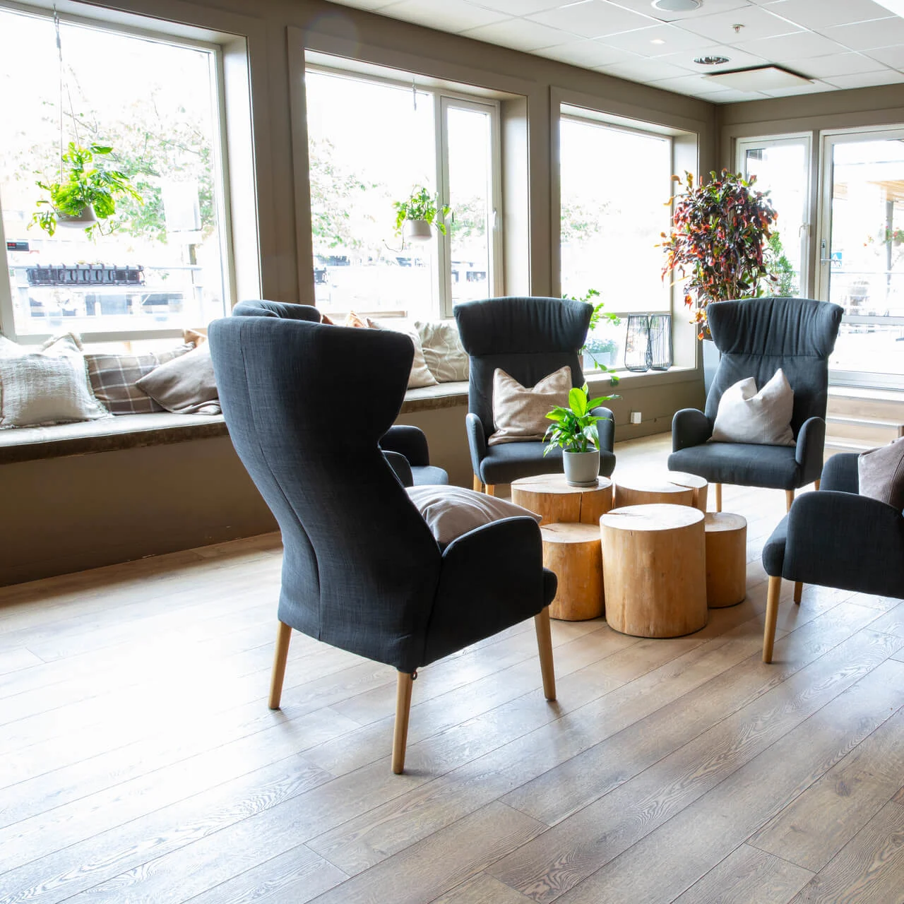 Seating area with chairs at Home Hotel Bryggeparken