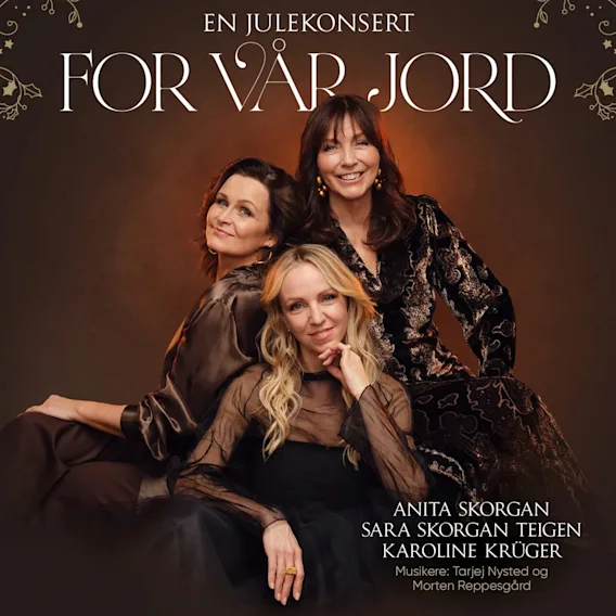 En Julekonsert For Vår Jord. Tre kvinner i elegante antrekk poserer og smiler for et reklamebilde.