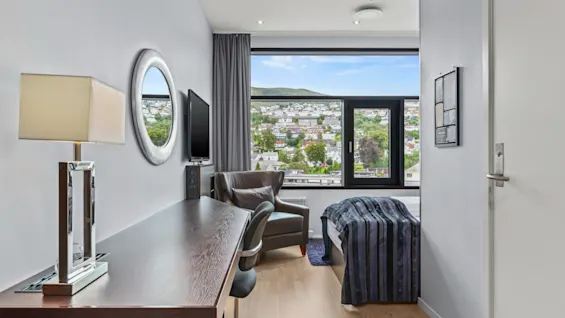 Upplev komfort på Quality Hotel Ulstein. Ett ljust rum med en mysig säng, arbetsplats och en fantastisk utsikt över staden.