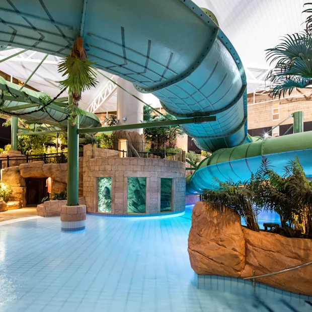 Inomhus tropiskt vattenland med stor vattenrutschbana och pool på Quality Hotel The Reef i Frederikshavn.