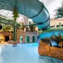 Inomhus tropiskt vattenland med stor vattenrutschbana och pool på Quality Hotel The Reef i Frederikshavn.