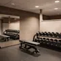 Et moderne treningsstudio med ulike vekter og treningsutstyr, klart for en treningsøkt.