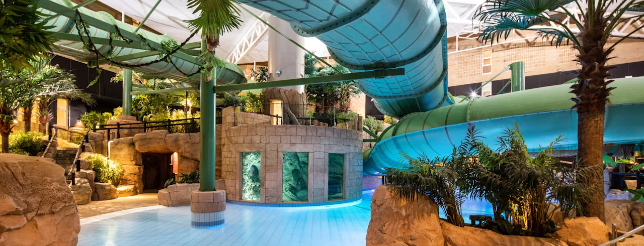 Inomhus tropiskt vattenland med stor vattenrutschbana och pool på Quality Hotel The Reef i Frederikshavn.